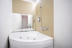 Shower, hair dryer - Duomo Room with Private Bath and Whirlpool Tub (Firenze)