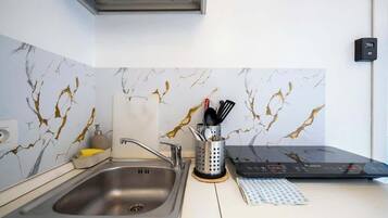 Kühlschrank, Mikrowelle, Herdplatte, Kochgeschirr/Geschirr/Besteck