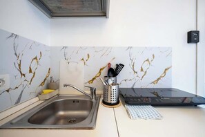 Fridge, microwave, stovetop, cookware/dishes/utensils