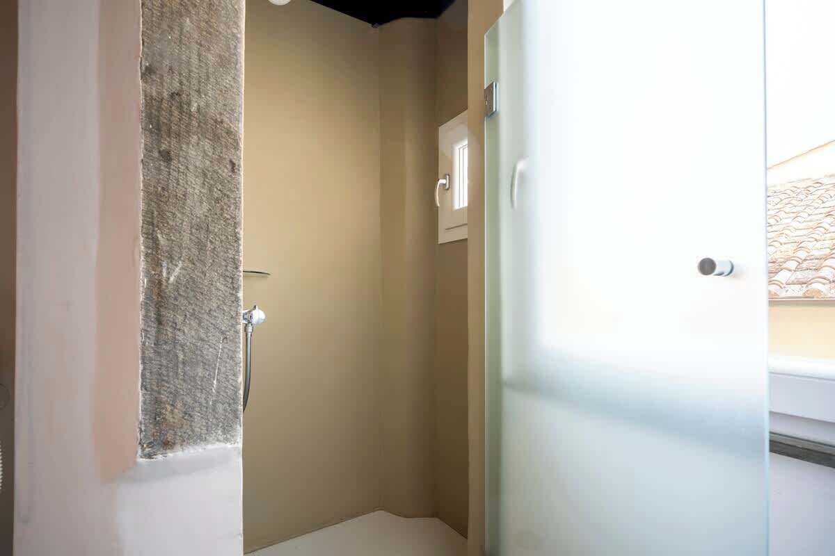 Dusche, Haartrockner, Handtücher, Toilettenpapier