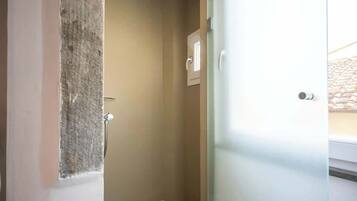 Dusche, Haartrockner, Handtücher, Toilettenpapier