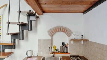 Frigorifero, microonde, piano cottura, pentole/stoviglie/utensili