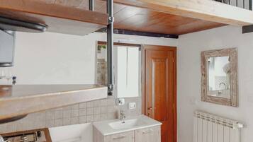 KĂŒhlschrank, Mikrowelle, Herdplatte, Kochgeschirr/Geschirr/Besteck