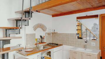 Kühlschrank, Mikrowelle, Herdplatte, Kochgeschirr/Geschirr/Besteck