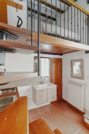 Réfrigérateur, four à micro-ondes, surface de cuisson