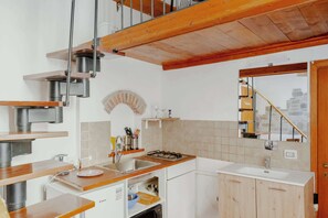 Kühlschrank, Mikrowelle, Herdplatte, Kochgeschirr/Geschirr/Besteck