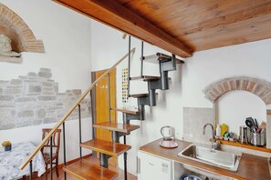 Kühlschrank, Mikrowelle, Herdplatte, Kochgeschirr/Geschirr/Besteck