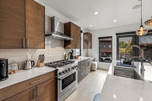 Réfrigérateur, four à micro-ondes, un four, surface de cuisson