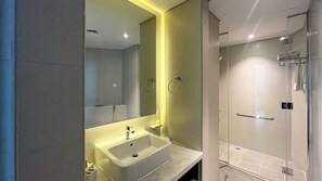 Douche, sèche-cheveux, bidet, serviettes fournies