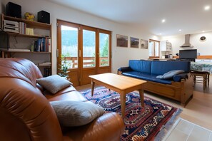 TV, caminetto, impianto stereo