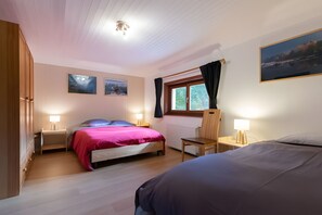 4 室のベッドルーム、アイロン / アイロン台、WiFi、ベッドシーツ
