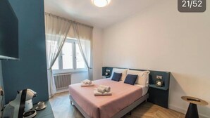 A modern hotel room with a bed, a coffee machine, and a small table. - Victoria rooms  (Rome)