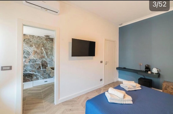In-room safe, desk, laptop workspace, soundproofing - Victoria rooms (Rome)