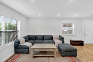 House, 3 Bedrooms | Ruang tamu | TV Pintar, perkhidmatan penstriman 