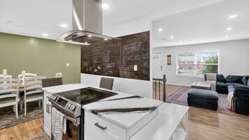 House, 3 Bedrooms | Private kitchen | Fridge, oven, coffee/tea maker