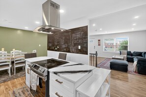 House, 3 Bedrooms | Dapur peribadi | Peti sejuk, ketuhar, pembancuh kopi/teh 