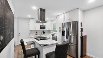 House, 3 Bedrooms | Private kitchen | Fridge, oven, coffee/tea maker