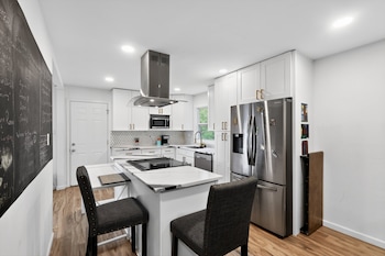 Spacious Getaway Near Dc & Potomac River 3 Bedroom Home