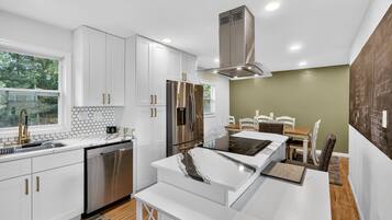 Nhà, 3 phòng ngủ | Bếp riêng | Tủ lạnh, lò nướng, dụng cụ pha cà phê/trà