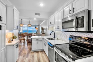 Réfrigérateur, four à micro-ondes, un four, surface de cuisson