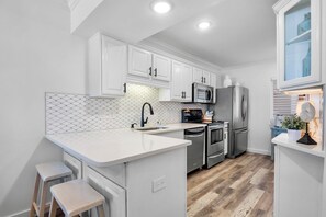 Four à micro-ondes, lave-vaisselle, cafetiÚre-théiÚre, grille-pain