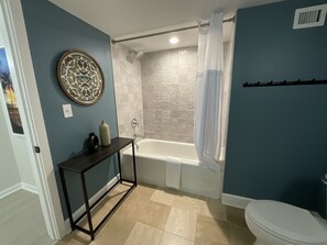 Condo, 2 quartos | Banheiro | Toalhas de banho, shampoo