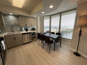Appart'hôtel, 2 chambres | Cuisine privée | Réfrigérateur, four, cafetière/bouilloire, grille-pain