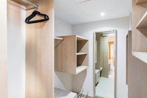 Apartment, 4 Bedrooms | Interior