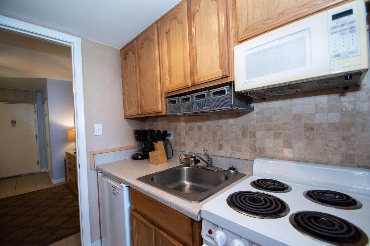 Condo, 1 Bedroom | Private kitchen
