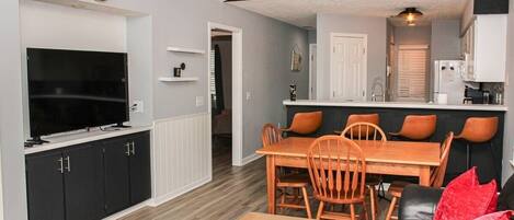 Condo, 2 quartos | Área de estar