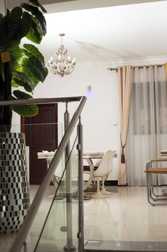 GREEN VALLEY PALACE: A quiet residential Nbhood, 20m to Air port 25m to Capital.