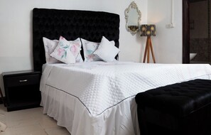 4 habitaciones, tabla de planchar con plancha, wifi y ropa de cama 