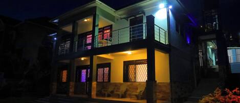 المنشأة من الخارج