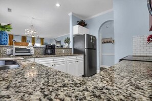 Appartement, 2 slaapkamers | Privékeuken | Een koelkast, een oven, een koffiezetapparaat/waterkoker