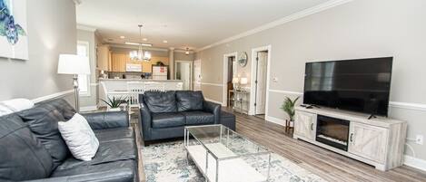 Condo, 3 Bedrooms | Living area