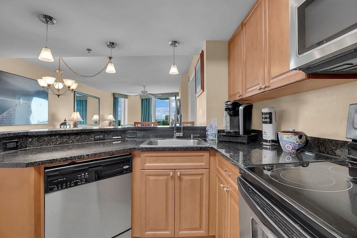 Condo, 3 Bedrooms | Private kitchen | Fridge, oven, coffee/tea maker, toaster