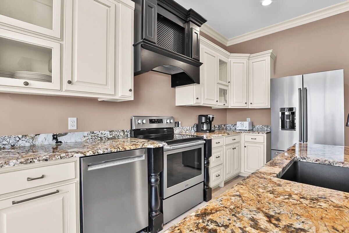 Condo, 4 Bedrooms | Private kitchen | Oven, coffee/tea maker, toaster