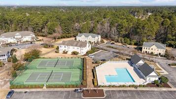 House, 3 Bedrooms | Sports court