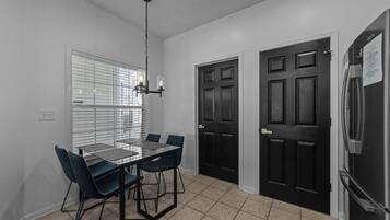 House, 3 Bedrooms | Tempat makan