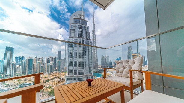 Un balcón con vistas al Burj Khalifa y a otros edificios del horizonte de Dubái.