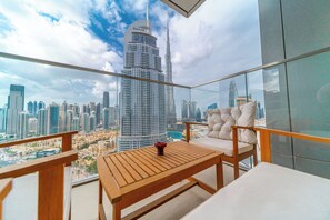 Un balcon offrant une vue sur le Burj Khalifa et sur les autres bâtiments emblématiques de Dubaï.