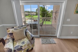 Condo, 3 quartos | Área de estar