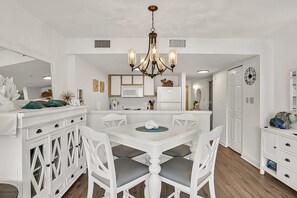 Condo, 2 chambres | Restauration