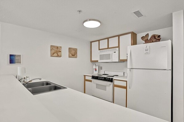 Condo, 2 chambres | Cuisine privée | Réfrigérateur, un four, cafetiÚre-théiÚre, grille-pain