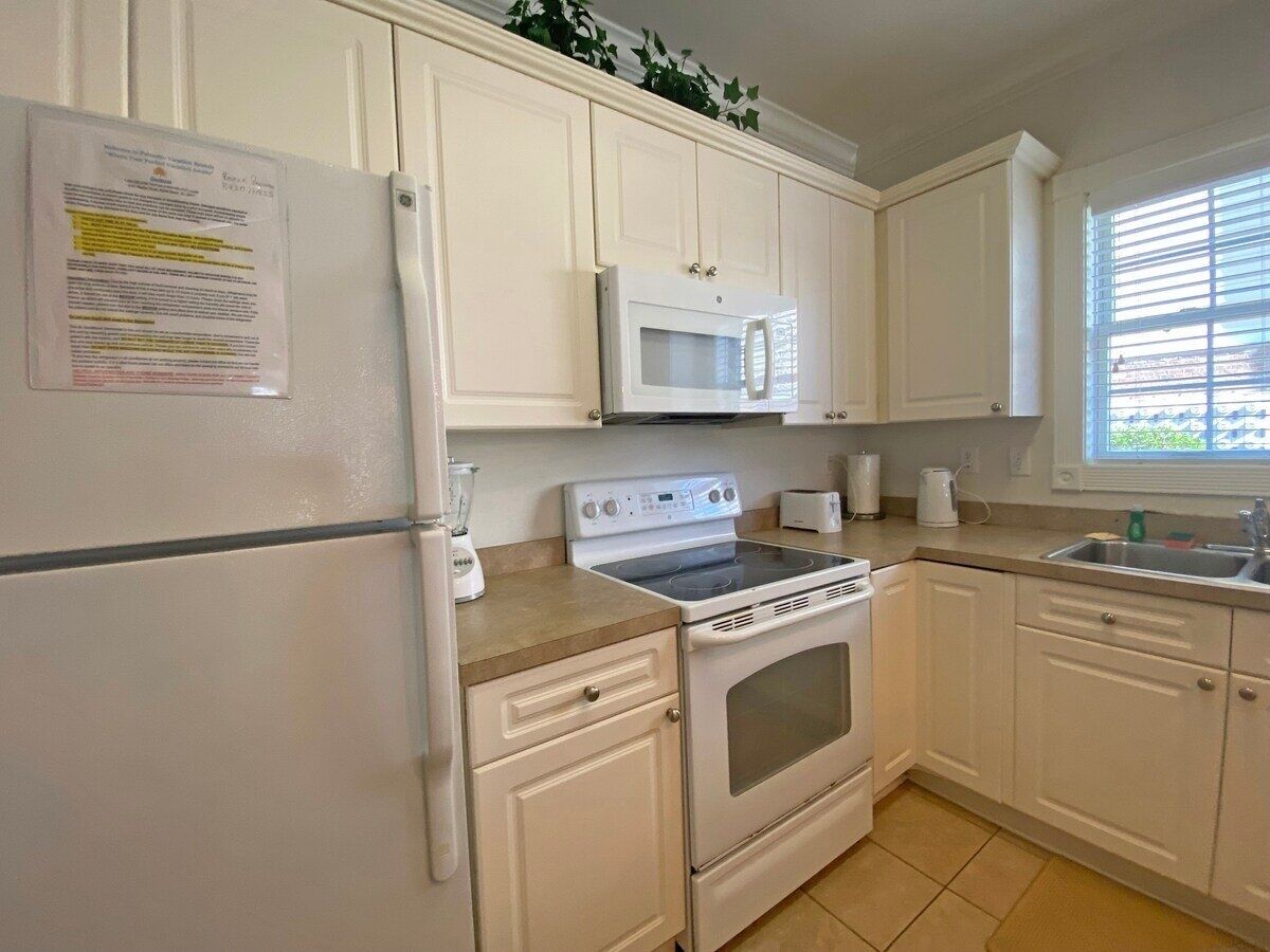Condo, 3 Bedrooms | Private kitchen | Fridge, oven, coffee/tea maker, toaster