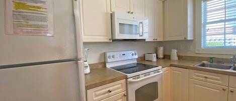 Condo, 3 Bedrooms | Private kitchen | Fridge, oven, coffee/tea maker, toaster