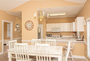 Appartement, 2 slaapkamers | Privékeuken | Een koelkast, een oven, een koffiezetapparaat/waterkoker