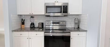 コンドミニアム 1 ベッドルーム | 専用キッチン | 冷蔵庫、オーブン、コーヒー / ティーメーカー、トースター