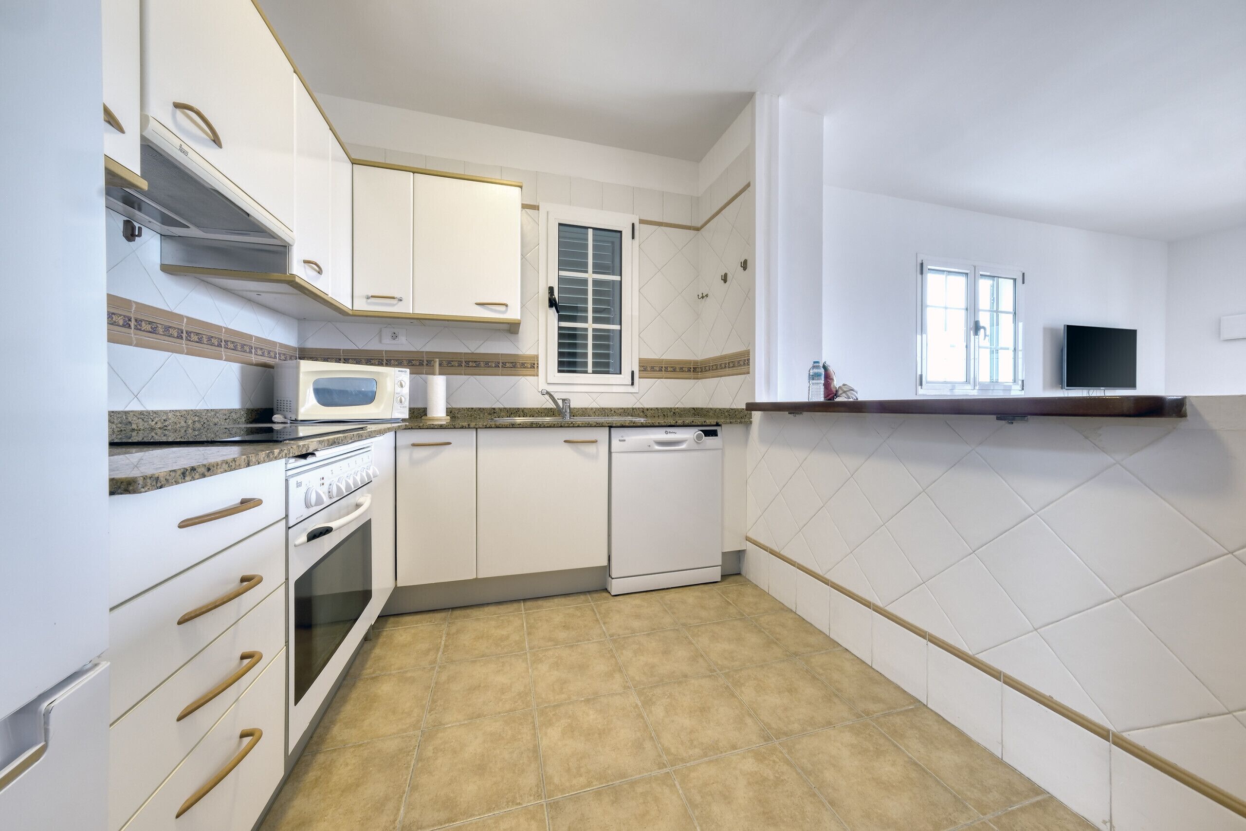 Kylskåp, mikrovågsugn, ugn och diskmaskin