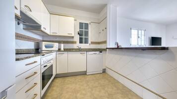 Een koelkast, een magnetron, een oven, een vaatwasser